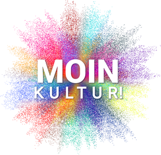 Bunte Farbspritzer hinter den weißen Worten "MOIN KULTUR!" auf schwarzem Hintergrund.